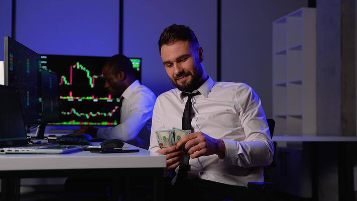 Счастливый трейдер считает прибыль от продажи скинов